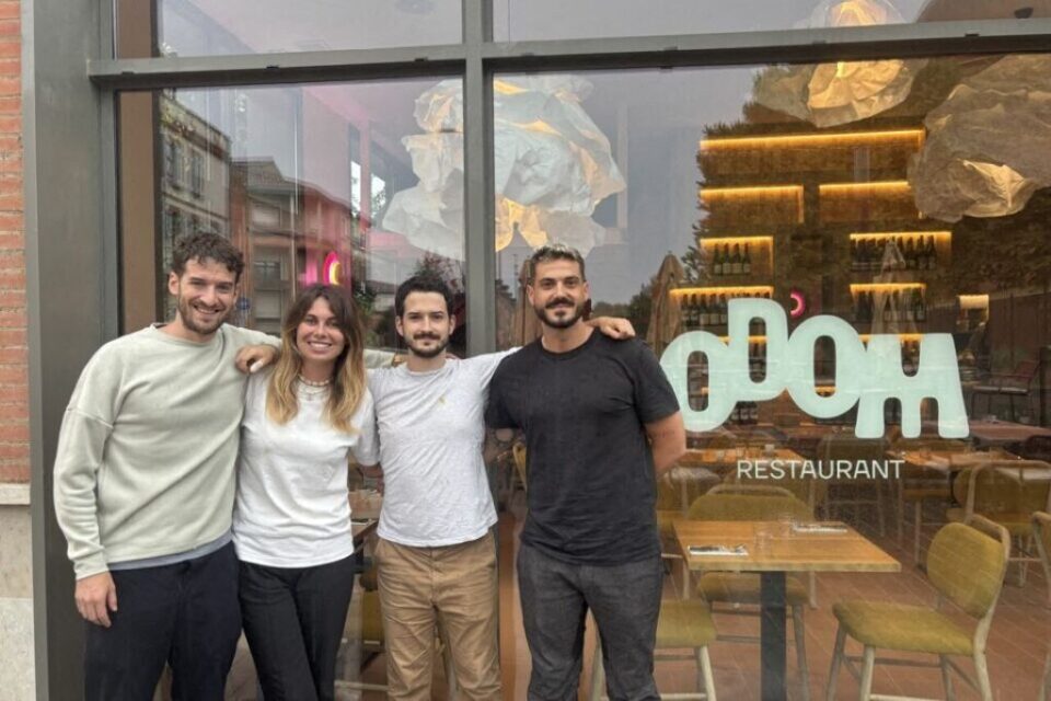 Léopold, Mélanie, Yanis et Clément ont ouvert Odom, une nouvelle adresse de restauration avec une vue sur la Dôme de la Grave. 