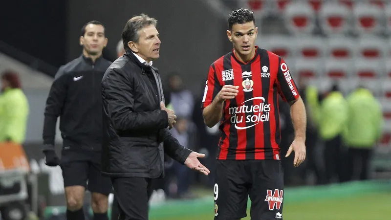Claude Puel de retour sur le banc de l'OGC Nice. Cette fois-ci, il ne pourra pas compter sur Hatem Ben Arfa pour hisser l'équipe à la 4ᵉ place du championnat (saison 2015-2016).