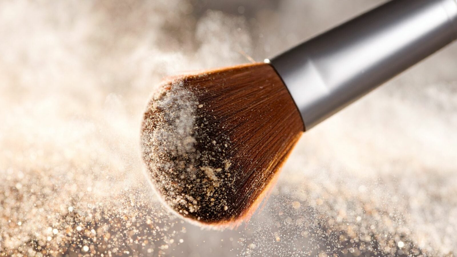 Les paillettes en cosmétiques sont beaucoup plus toxiques que vous ne le pensez