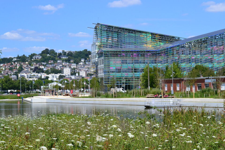 Derrière le 108, rive gauche à Rouen, le nouveau parc-canal Camille-Claudel. 