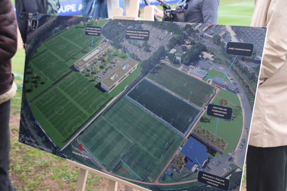 Le projet de l'agrandissement matérialisé sur une planche.