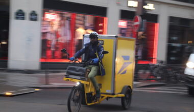 les intenses tournées de Bamoussa, livreur de colis à La Poste avant Noël