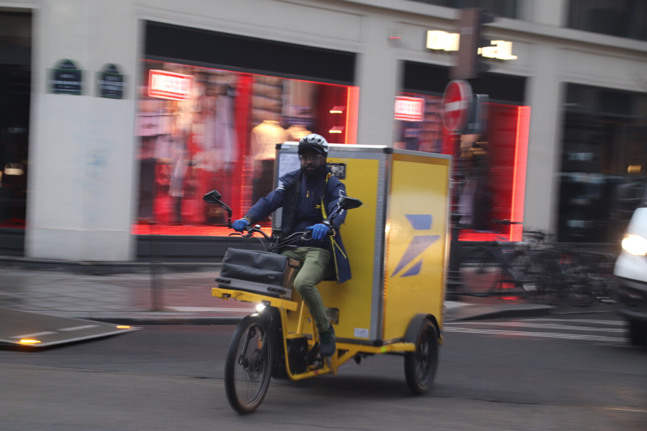 les intenses tournées de Bamoussa, livreur de colis à La Poste avant Noël