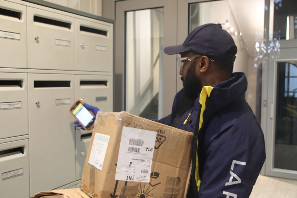 Bamoussa, avec un des 70 colis de la tournée. 