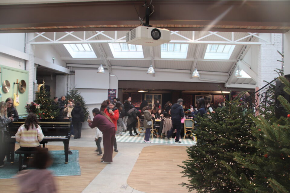 Une longue file d'attente pour manger un bout, dans le pop-up store de la Star Academy, dans le centre de Paris. 