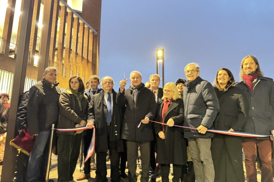 Les politiques étaient réunis pour couper le ruban de l'inauguration. 