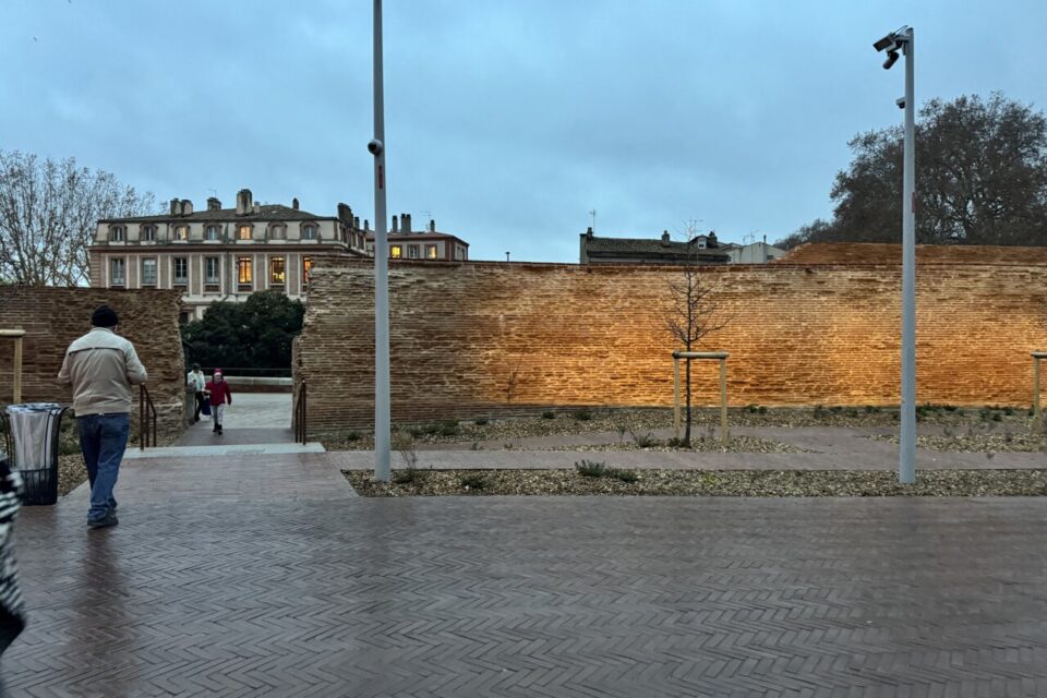 Un ancien rempart restauré et illuminé pour être mis en valeur. 