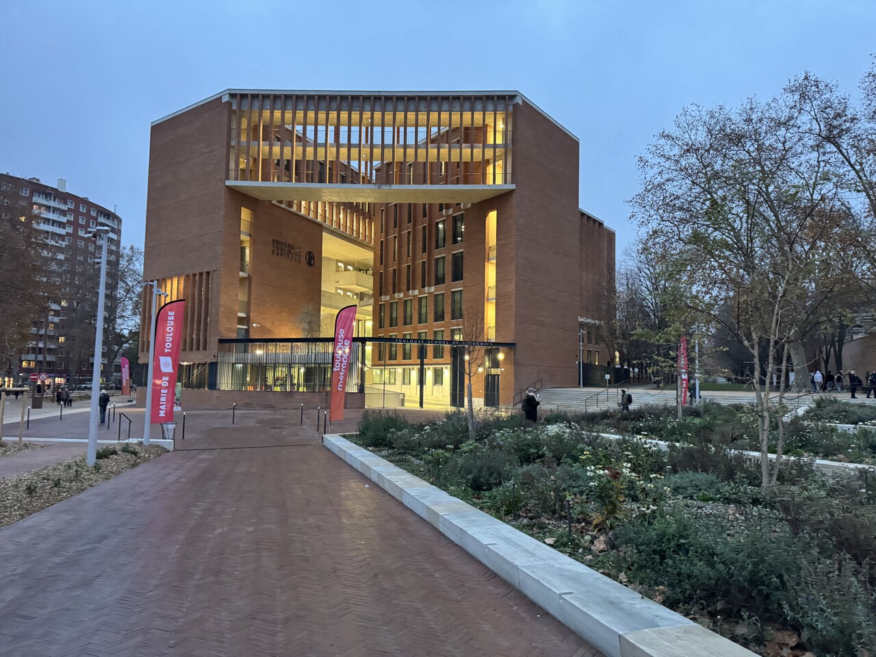 EN IMAGES. Tout juste inauguré, voici à quoi ressemble le nouveau parvis de Brienne à Toulouse