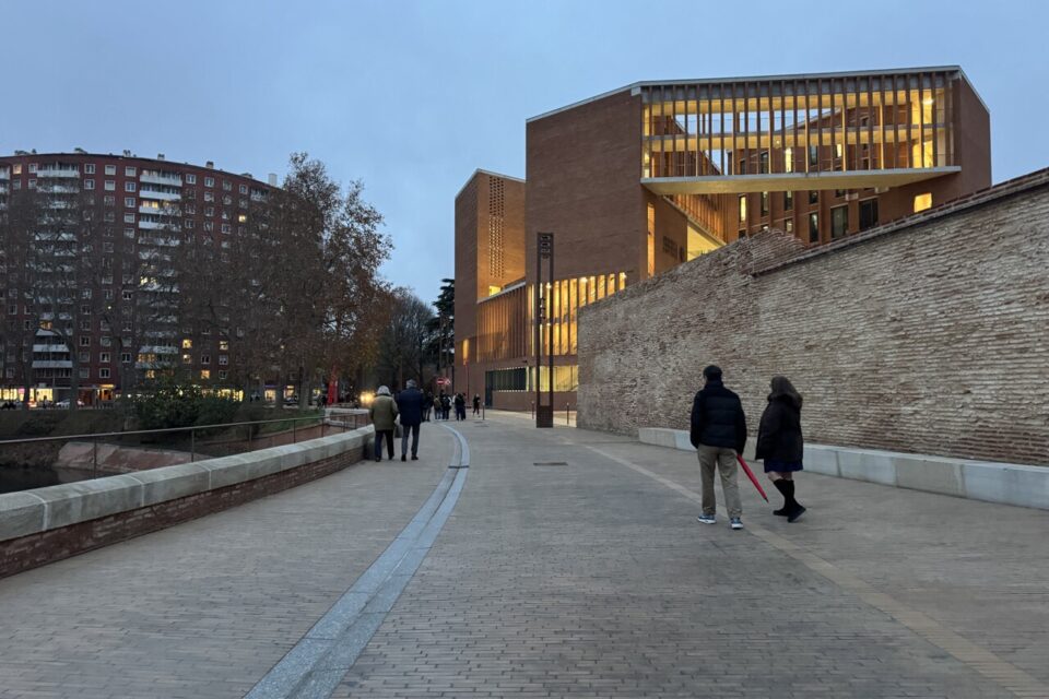 Un cheminement piéton le long du canal de Brienne sur les allées de Barcelone. 