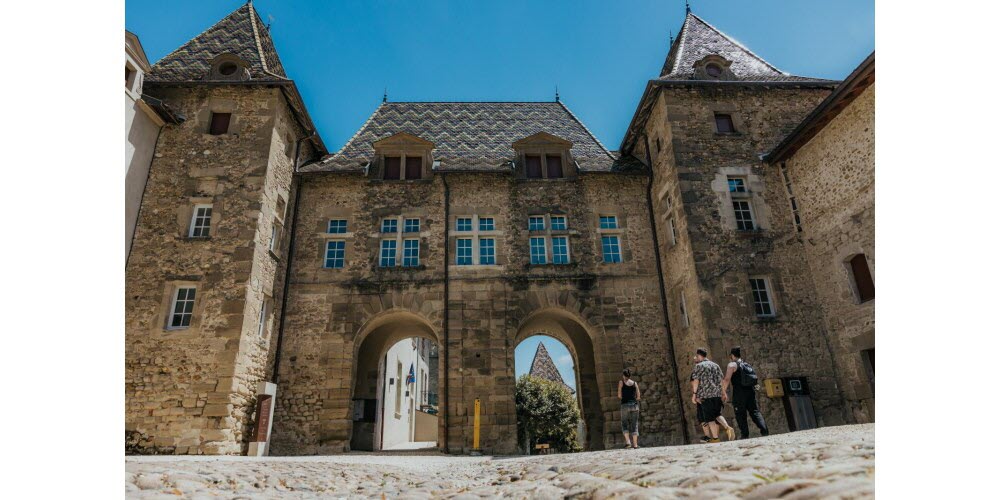 Patrimoine : Saint-Antoine-l’Abbaye crève l’écran. Saint-Antoine-l’Abbaye était déjà labellisé parmi les “Plus beaux villages de France”. La commune iséroise est devenue, mercredi 2 juillet, “Village préféré des Français”. Dans l’émission présentée par Stéphane Bern, face à de sérieux concurrents, la petite commune a gagné ce prix qui lui a valu un attrait touristique majeur cet été. La hausse de fréquentation a été estimée à 60 % mais “pas de surtourisme” non plus selon la maire Maryline Longis qui envisage du stationnement payant et une aire de camping-cars pour l’avenir.