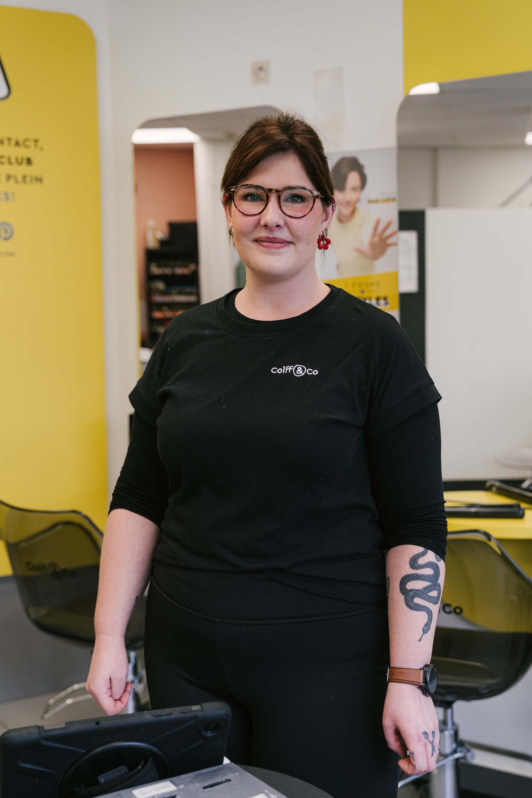 Charlotte, coiffeuse au Petit-Quevilly, dans un quartier desservi par le réseau de chaleur de la ville