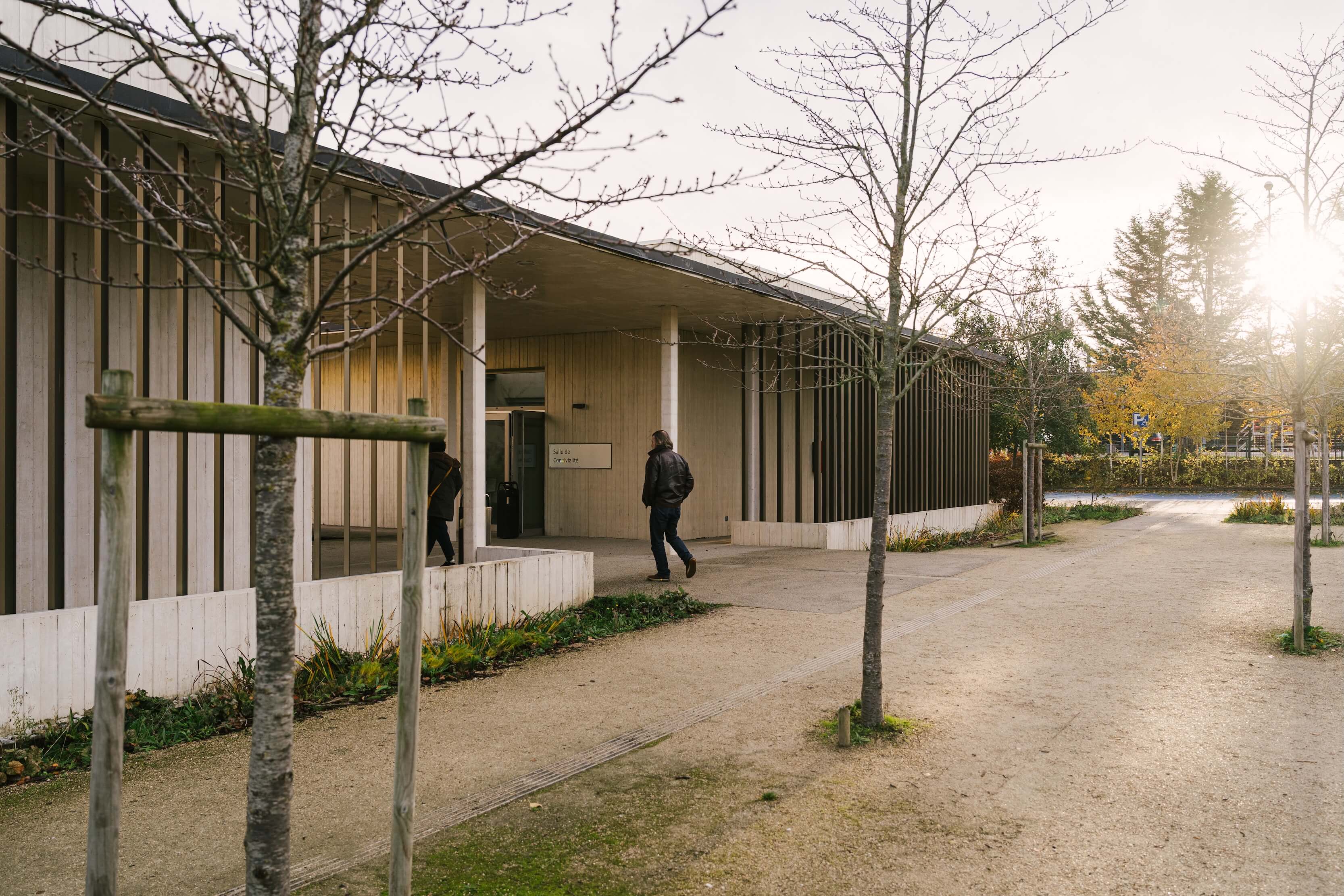 Des proches d'un défunt se rendent au crématorium du Petit-Quevilly, le 2 décembre 2025.