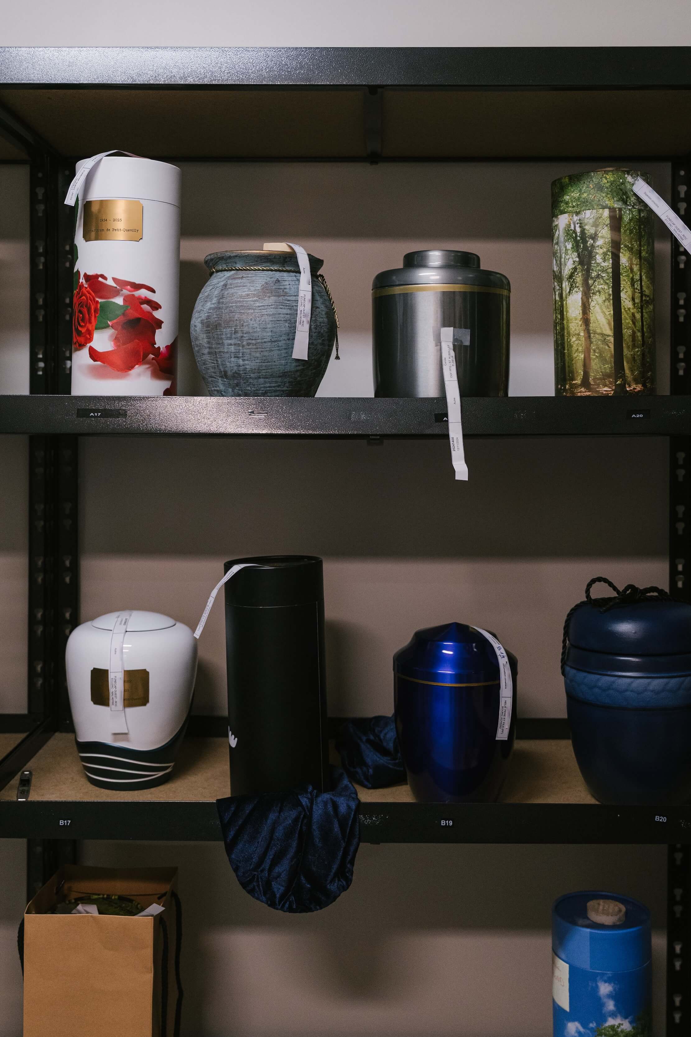 Urnes funéraires de formes et de couleurs variées