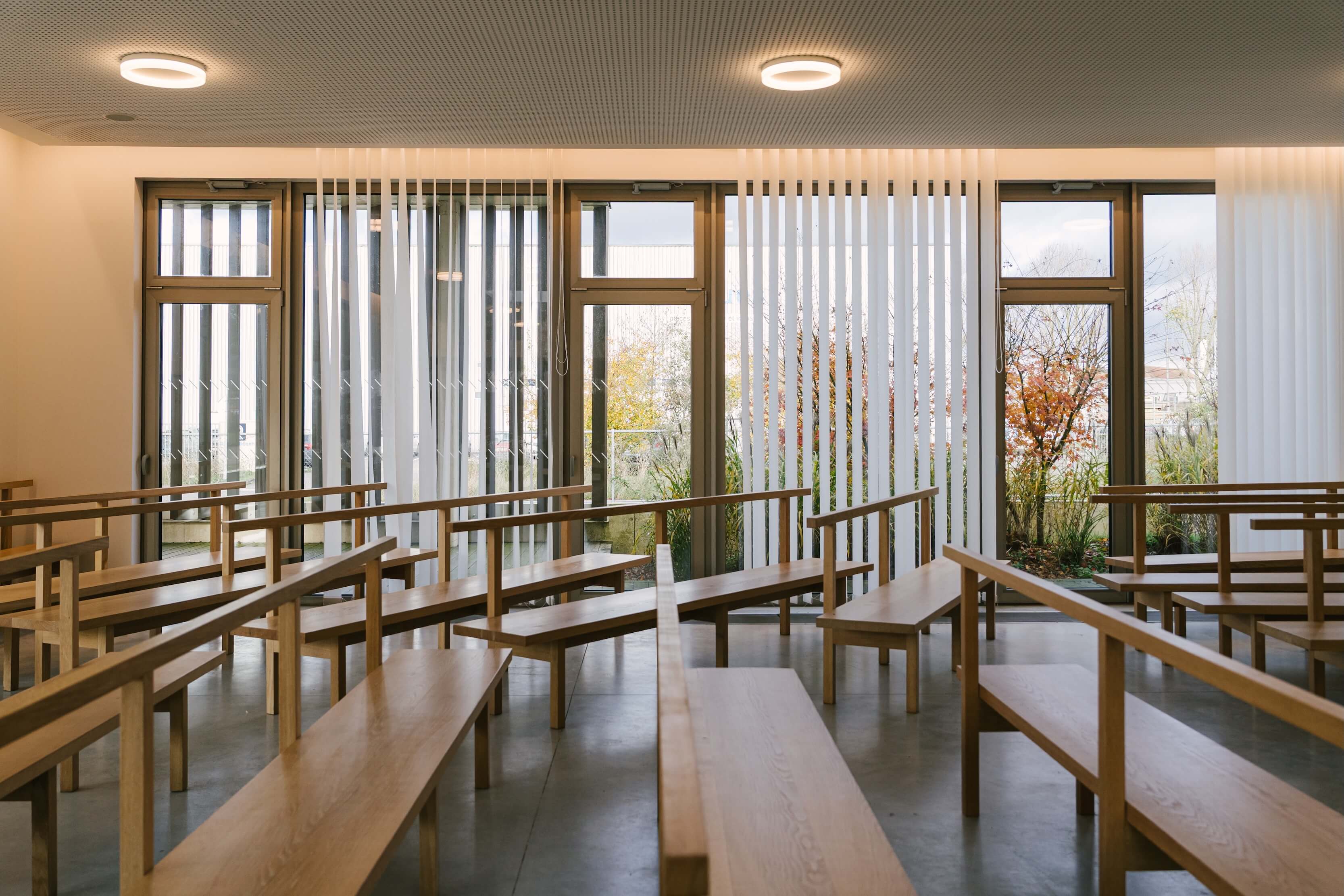 Luca de Meo, PDG du Groupe Renault, pose lors de l'inauguration de la première usine de véhicules d'occasion, près de Paris, le 30 novembre 2021. (ERIC PIERMONT / AFP)