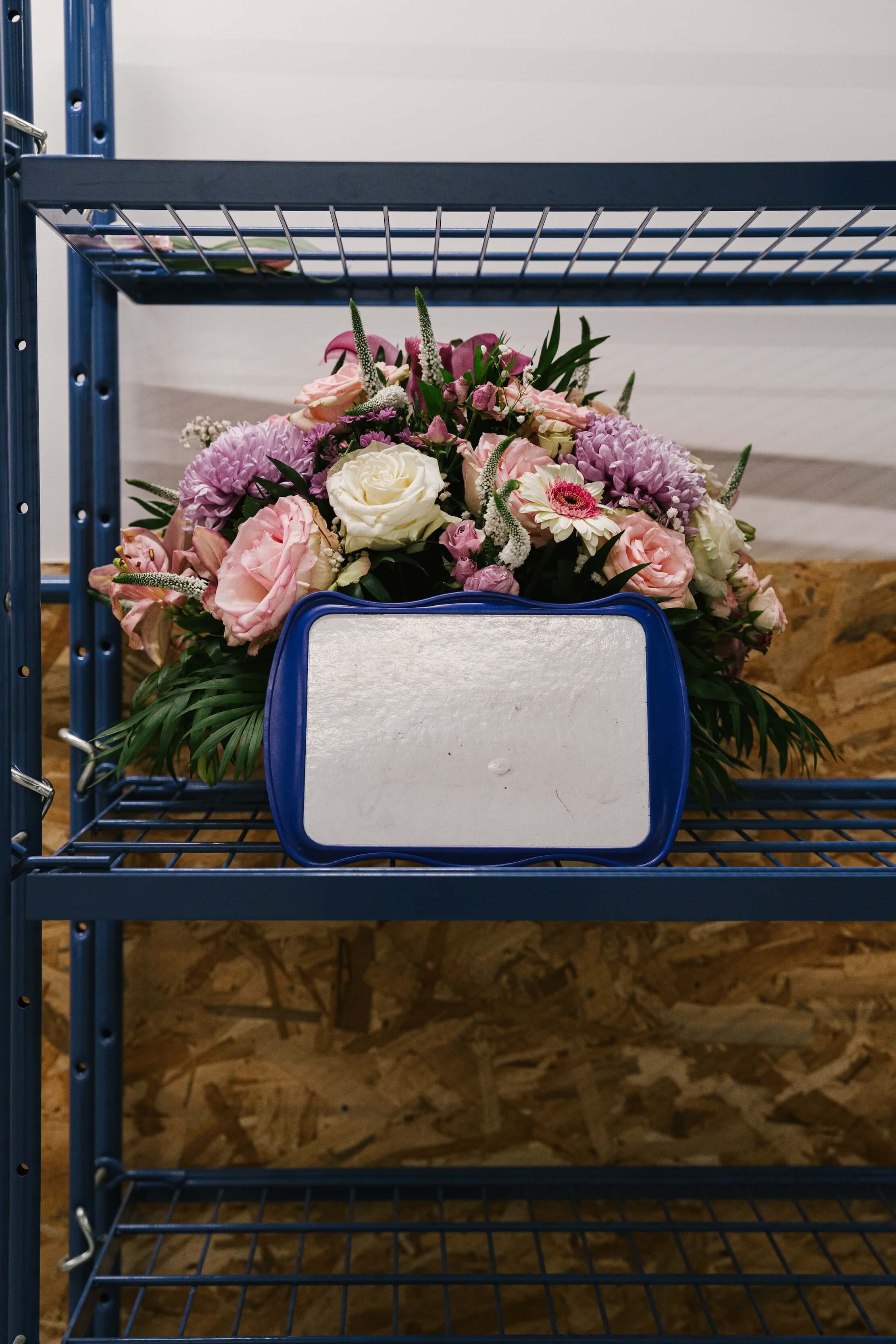 Fleurs avec une plaque commémorative
