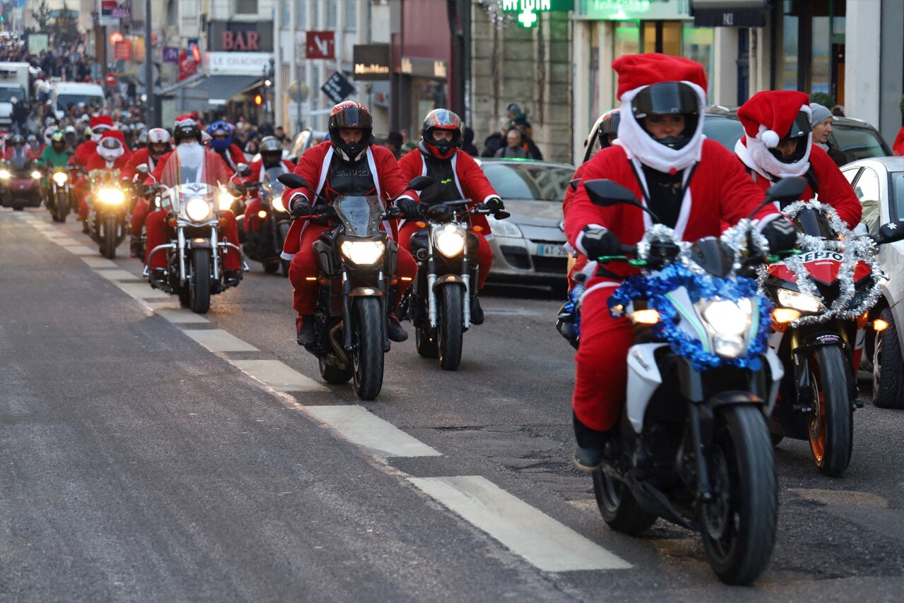 des centaines des motards déguisés en père Noël vont défiler ce samedi, voici où
