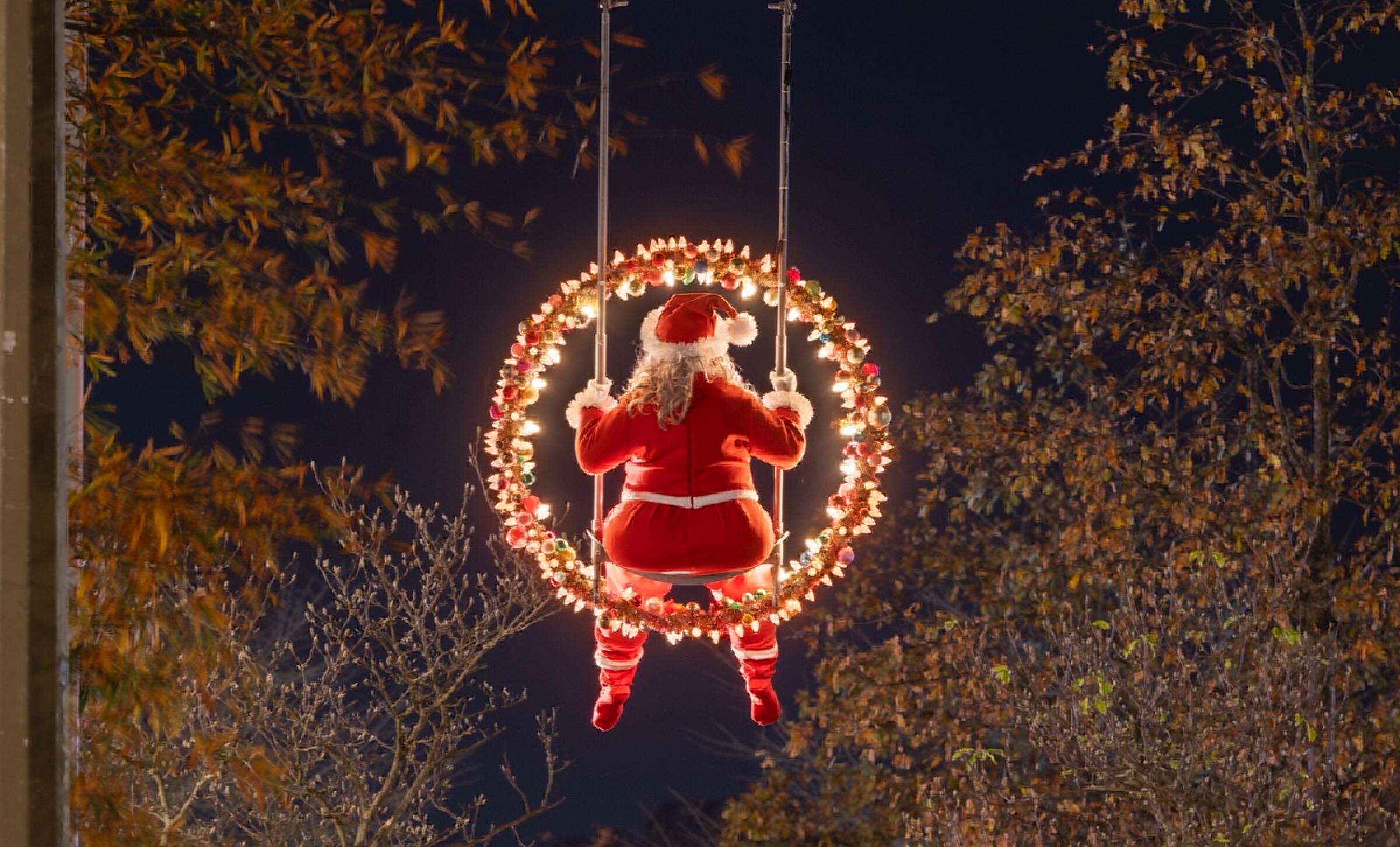La petite maman Noël de Virginie Barré, installée à l'arrêt de tram Bouffay