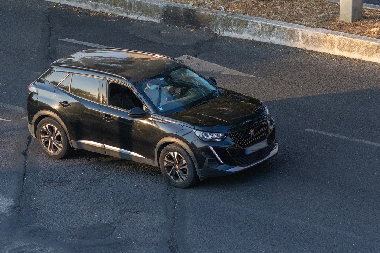 pourquoi le chauffard en Peugeot 2008 a tenté de s'enfuir