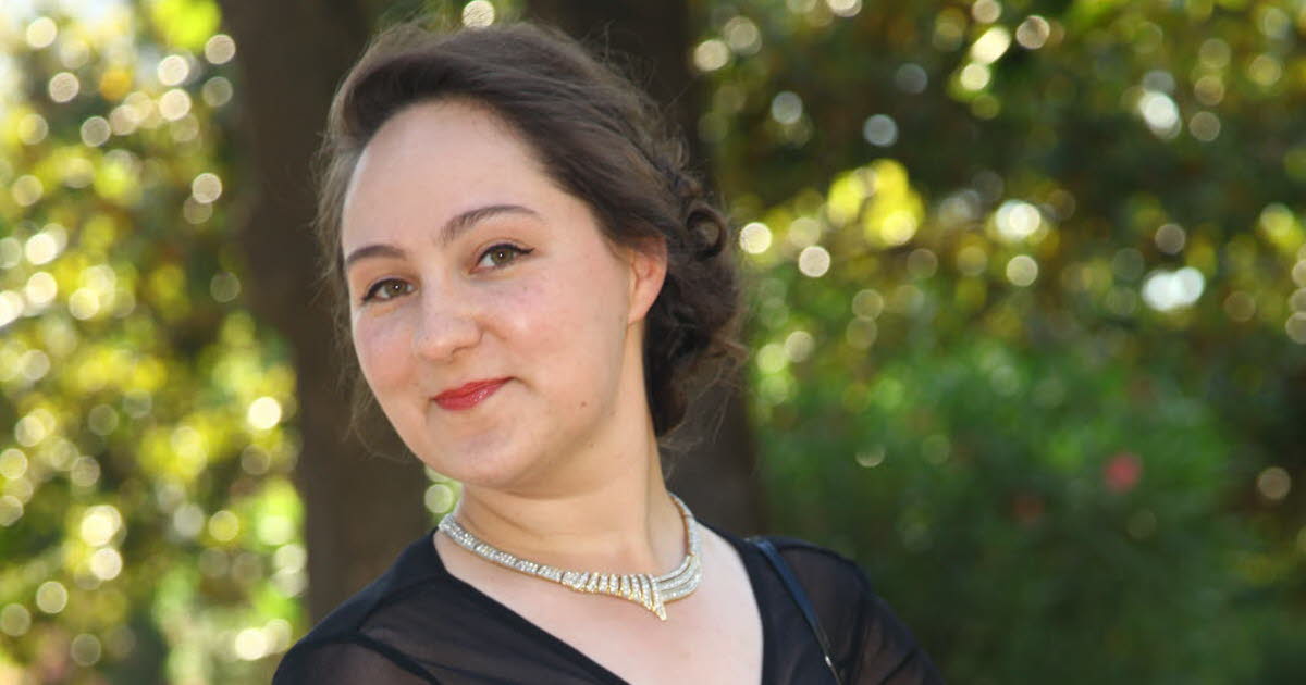 la Lorraine Nadège Monett aux petits soins des chapeaux dans les attractions