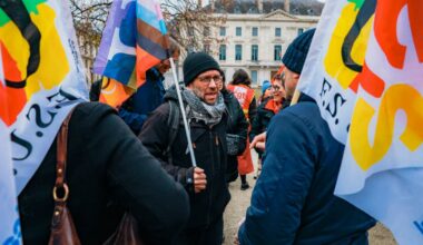 Grenoble. Une centaine de personnes mobilisées pour les salaires place de Verdun