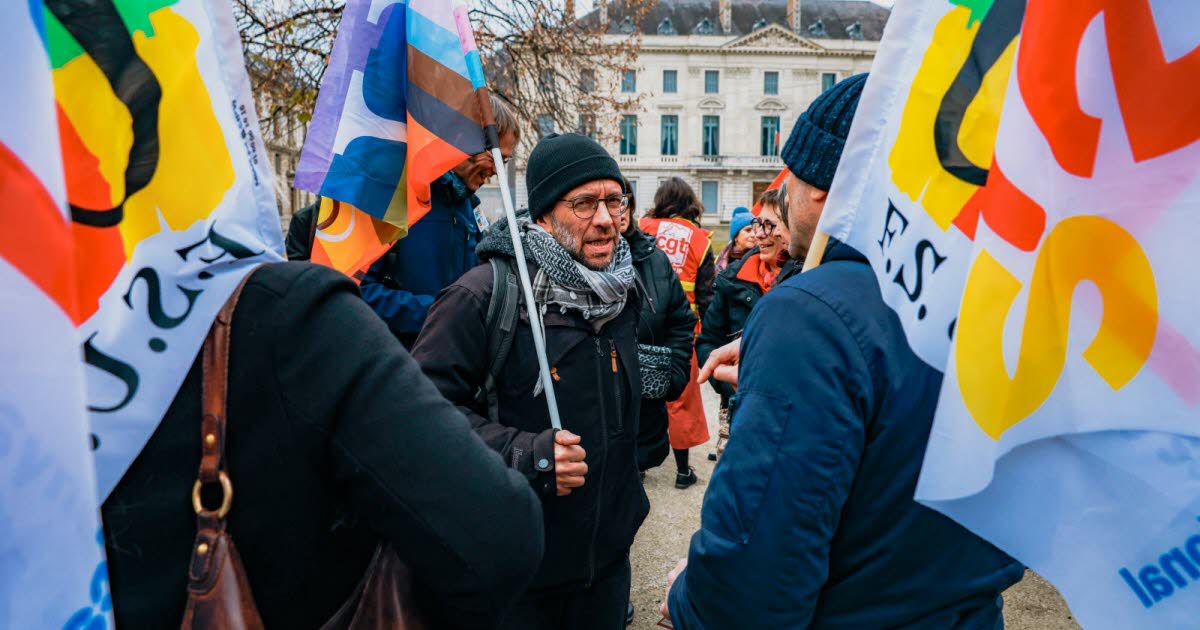 Grenoble. Une centaine de personnes mobilisées pour les salaires place de Verdun