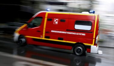 Saint-Étienne. Dans une scène surréaliste, elle déboule en ville avec deux femmes accrochées au capot de sa voiture