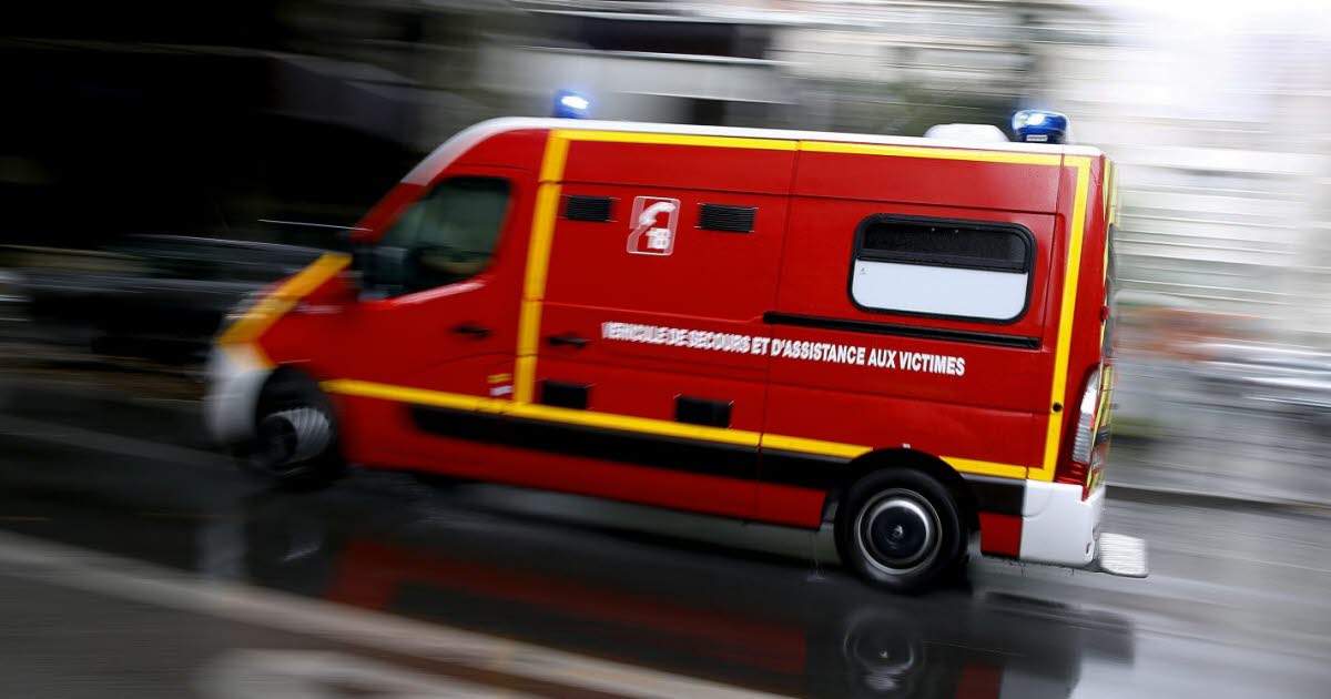 Saint-Étienne. Dans une scène surréaliste, elle déboule en ville avec deux femmes accrochées au capot de sa voiture