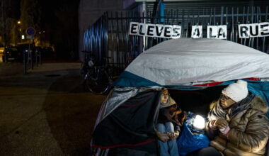 ils dorment devant un collège pour soutenir une famille à la rue