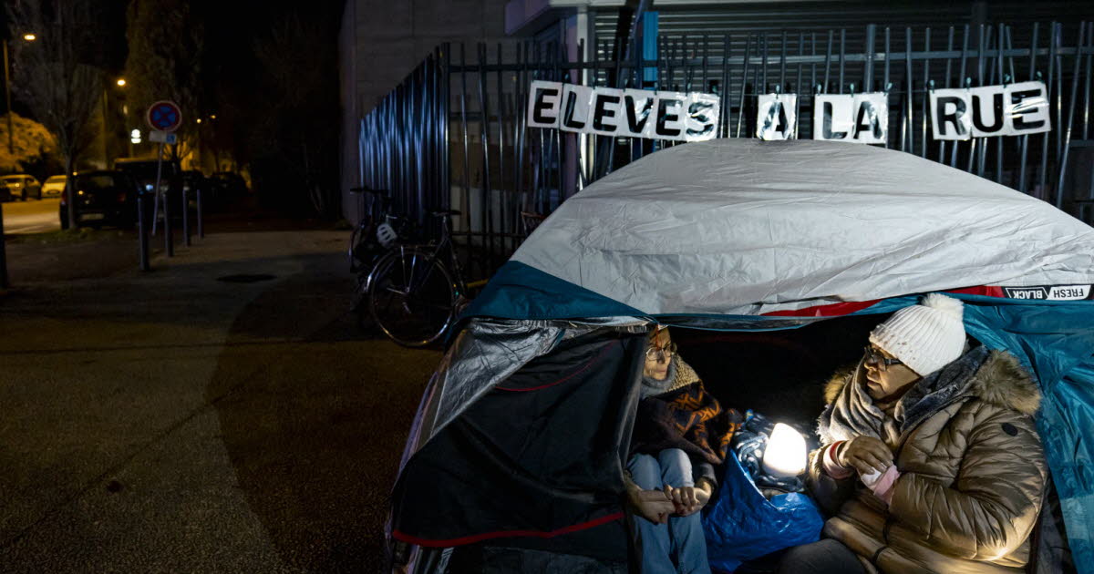 ils dorment devant un collège pour soutenir une famille à la rue