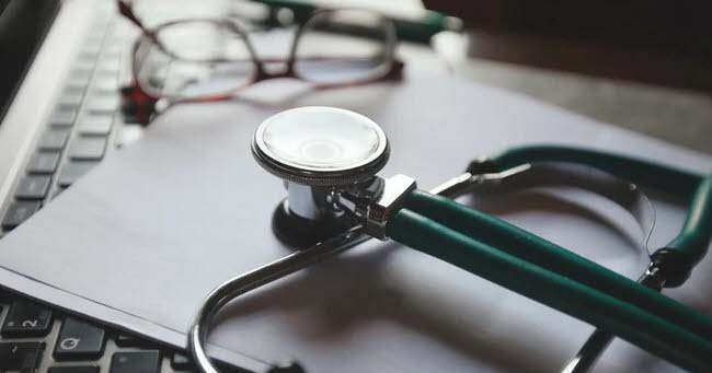 Royaume-Uni. Un ex-médecin inculpé pour agressions sexuelles sur 38 de ses patients