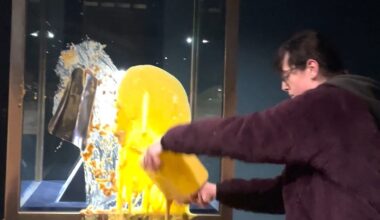 Royaume-Uni. Des militants jettent de la crème anglaise et du crumble sur la vitrine des joyaux de la Couronne