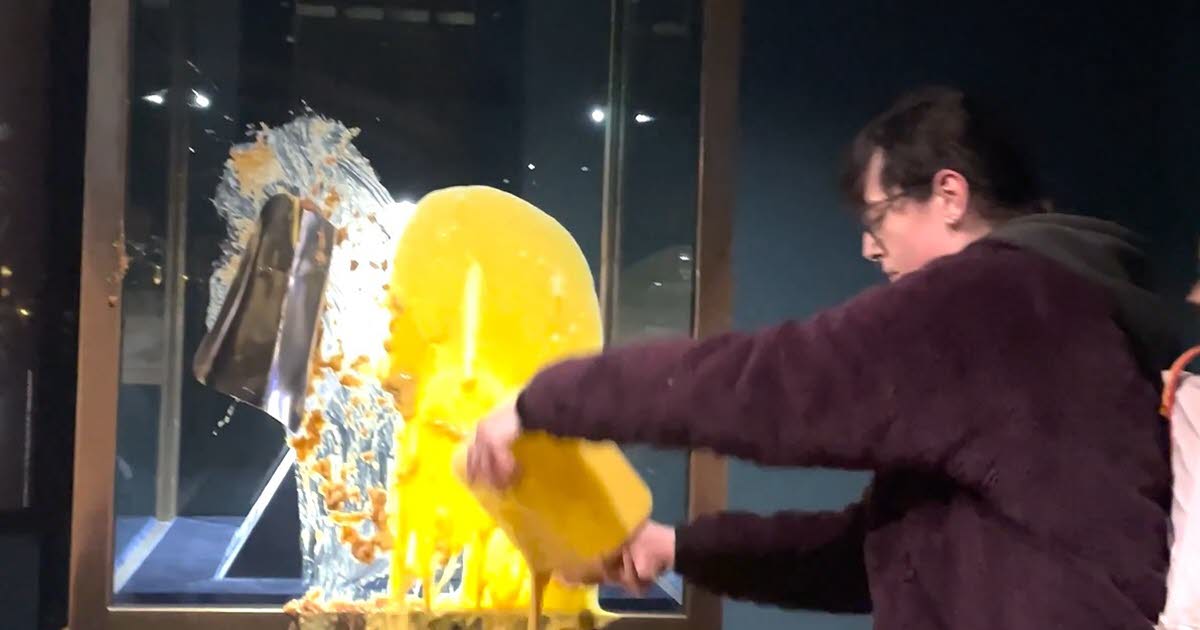 Royaume-Uni. Des militants jettent de la crème anglaise et du crumble sur la vitrine des joyaux de la Couronne