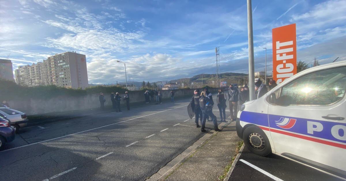 un mouvement pro palestinien bloque Aubert et Duval