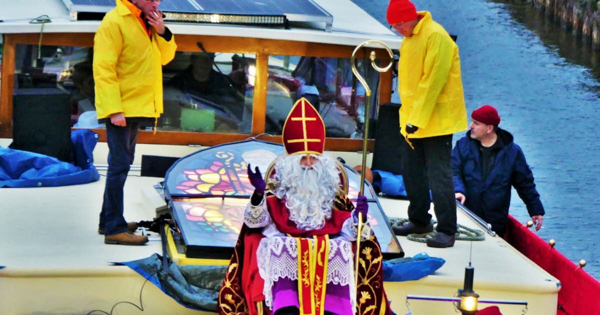 Saint Nicolas rejoindra son bateau sur le Quai Sainte-Catherine