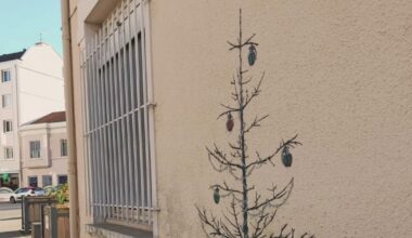 Le Pont-de-Claix. Un « sapin en deuil » signé Otist