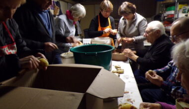 Toulon-sur-Arroux. Le club des anciennes a épluché 70 kg de patates pour la rencontre des deux clochers