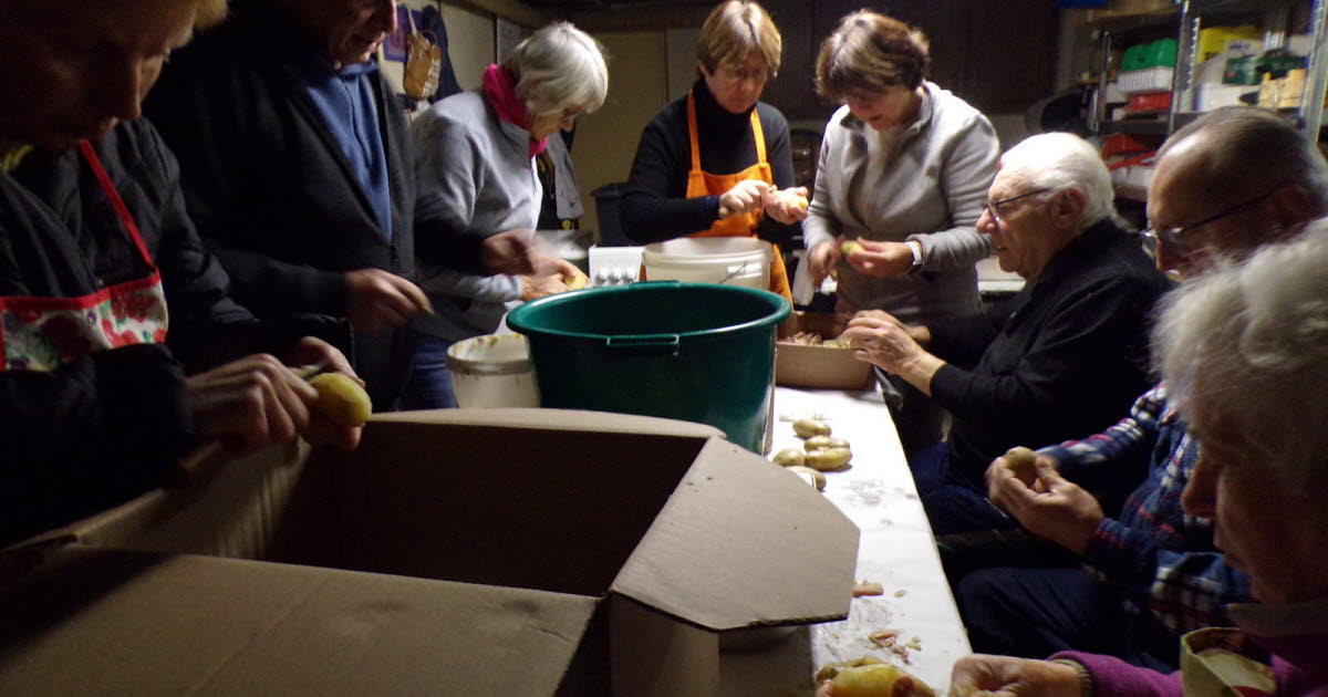 Toulon-sur-Arroux. Le club des anciennes a épluché 70 kg de patates pour la rencontre des deux clochers