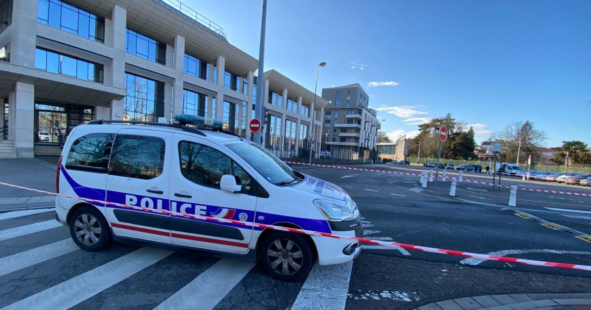 les services de déminage interviennent sur un parking