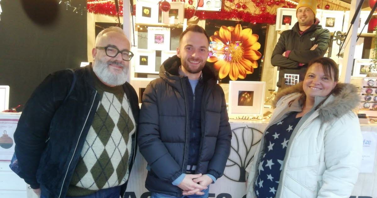 un des chalets du marché de Noël vend les créations de demandeurs d'emploi