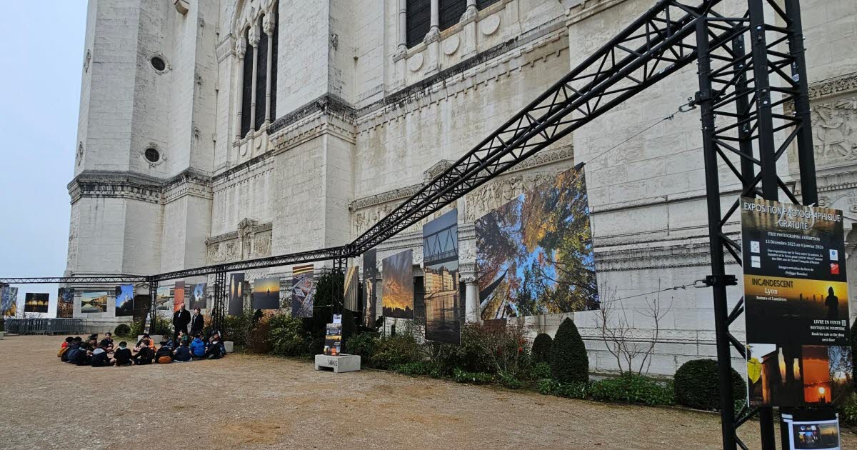Lyon 5e Arrondissement. Exposition de photos de Lyon grand format sur l esplanade de la basilique de Fourvière