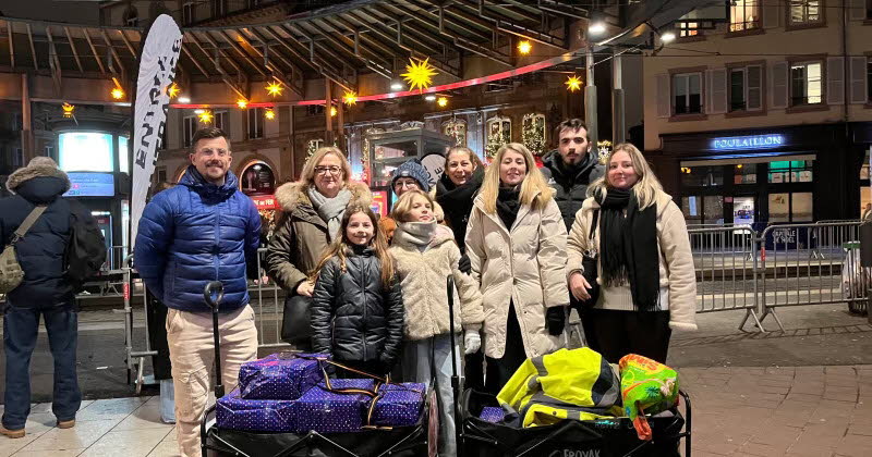 Eschau. Ces enfants distribuent des boîtes d’hygiène et des bredele à des personnes démunies