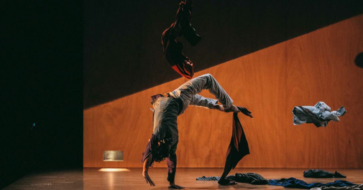 Grenoble. Intérieur nuit , l’expert en contorsions et déséquilibres, à la MC2