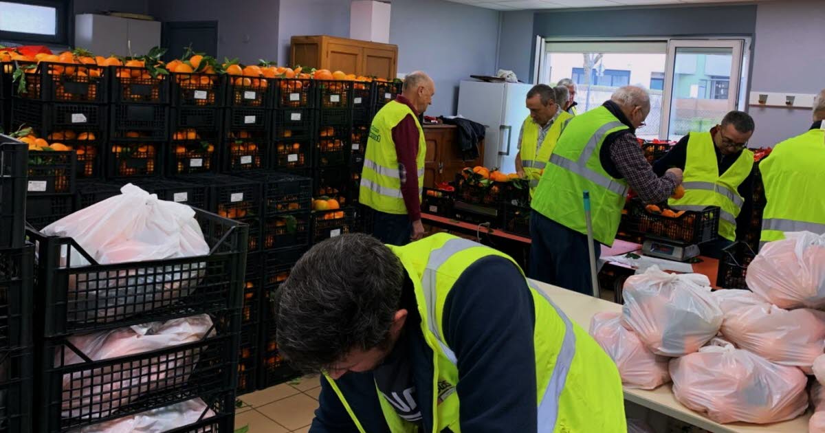 Saint-Genest-Lerpt. Toujours beaucoup de monde à la distribution des oranges de Lerpt Loisirs