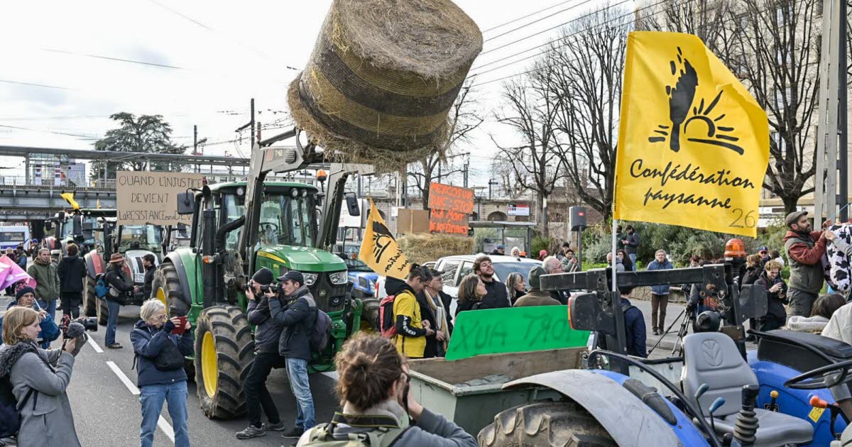 une centaine d'agriculteurs sur la place Jean-Macé, une vingtaine de tracteurs attendue