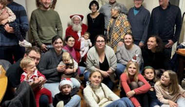 Plaisia. Arbre de Noël pour les petits avant le vin chaud de la Saint-Étienne pour les grands