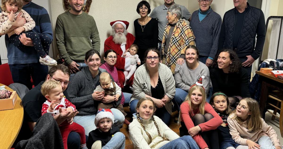 Plaisia. Arbre de Noël pour les petits avant le vin chaud de la Saint-Étienne pour les grands