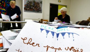 ces bénévoles répondent aux lettres envoyées par les enfants