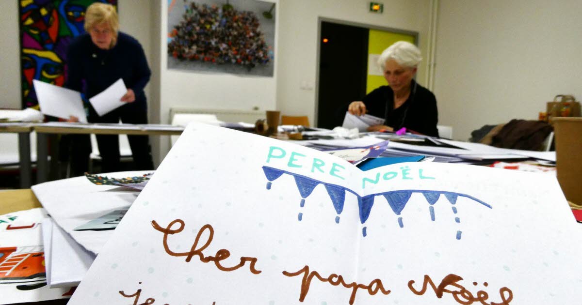 ces bénévoles répondent aux lettres envoyées par les enfants