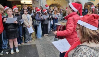 les élèves du lycée Malraux offrent un tour d’Europe des chansons de Noël dans la ville