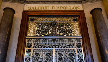 la galerie d'Apollon est désormais protégée par une grille